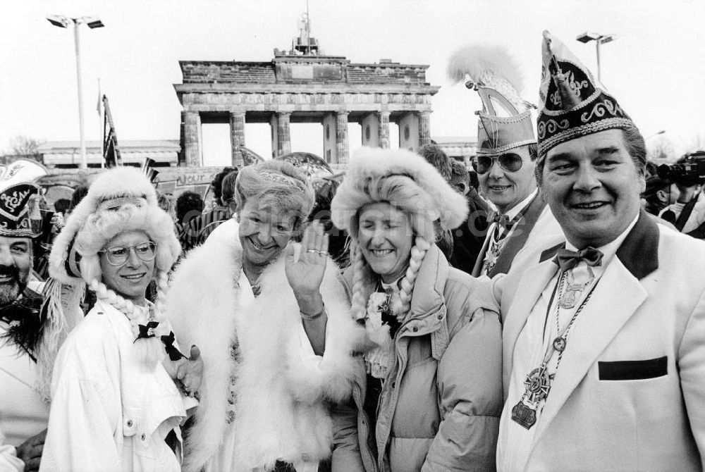 DDR-Fotoarchiv: Berlin - Vor dem Brandenburger Tor in Berlin im November 1989
