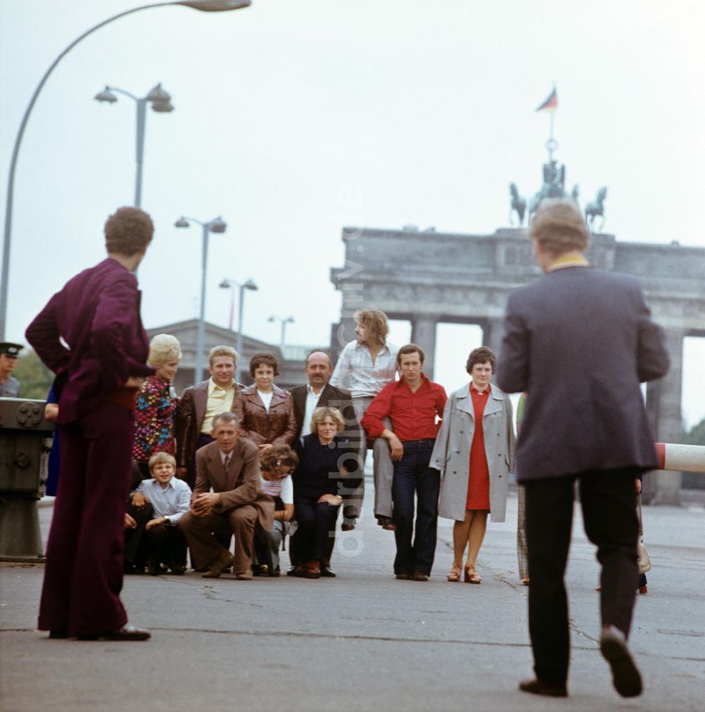 DDR-Fotoarchiv: Berlin - Vor dem Schlagbaum am Brandenburger Tor