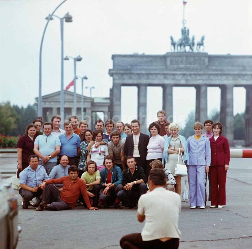 Berlin: Vor dem Schlagbaum am Brandenburger Tor