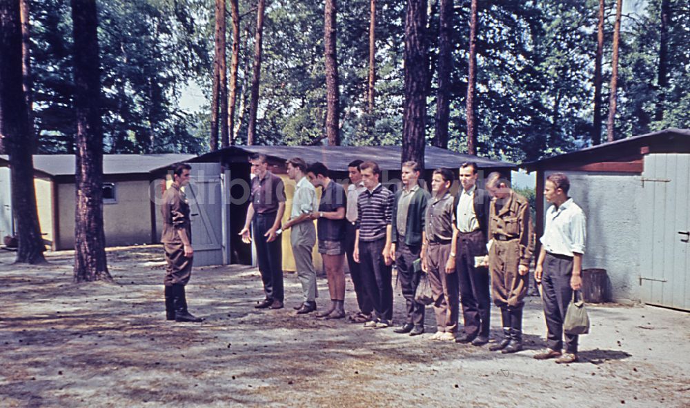 DDR-Fotoarchiv: Stechlin - Vormilitärische Grundausbildung in GST- Uniform in Stechlin in der DDR