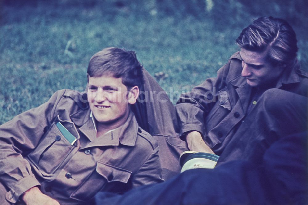DDR-Fotoarchiv: Stechlin - Vormilitärische Grundausbildung in GST- Uniform in Stechlin in der DDR