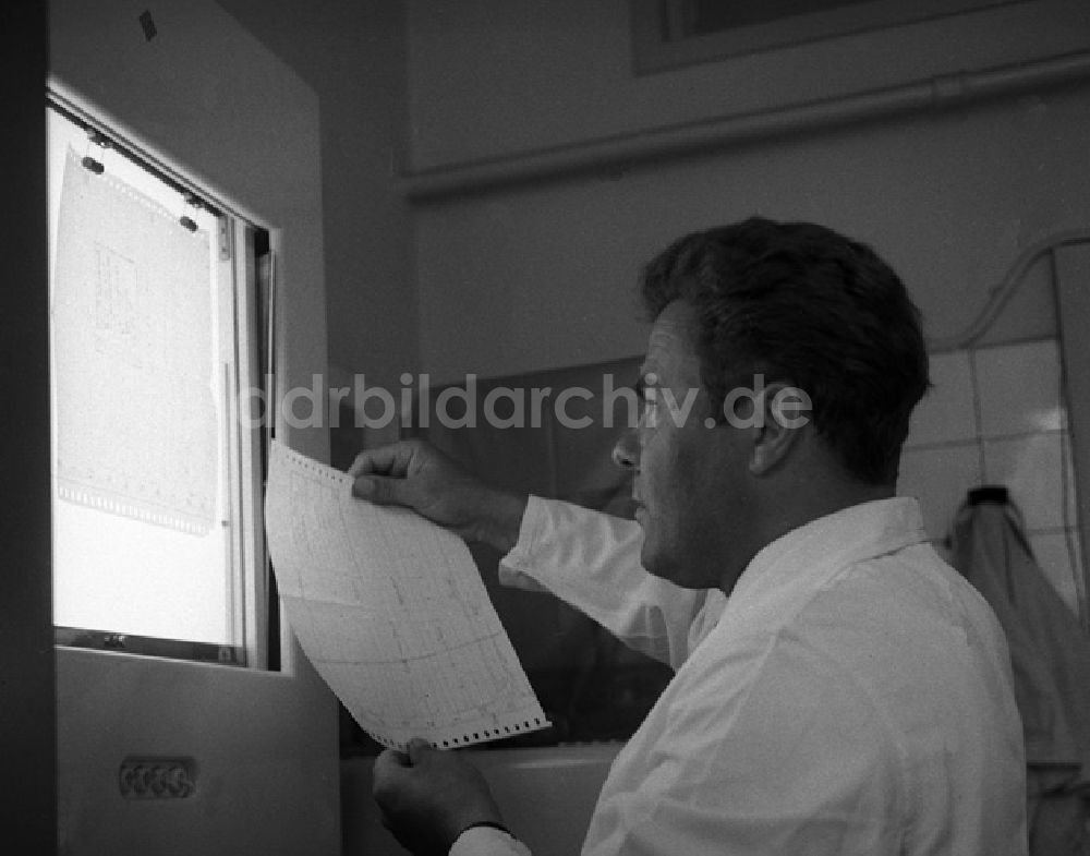 DDR-Fotoarchiv: Berlin - VP Präsidium Berlin,Einblicke in die Arbeit des Kriminaltechnischen Instituts. Foto: Schönfeld