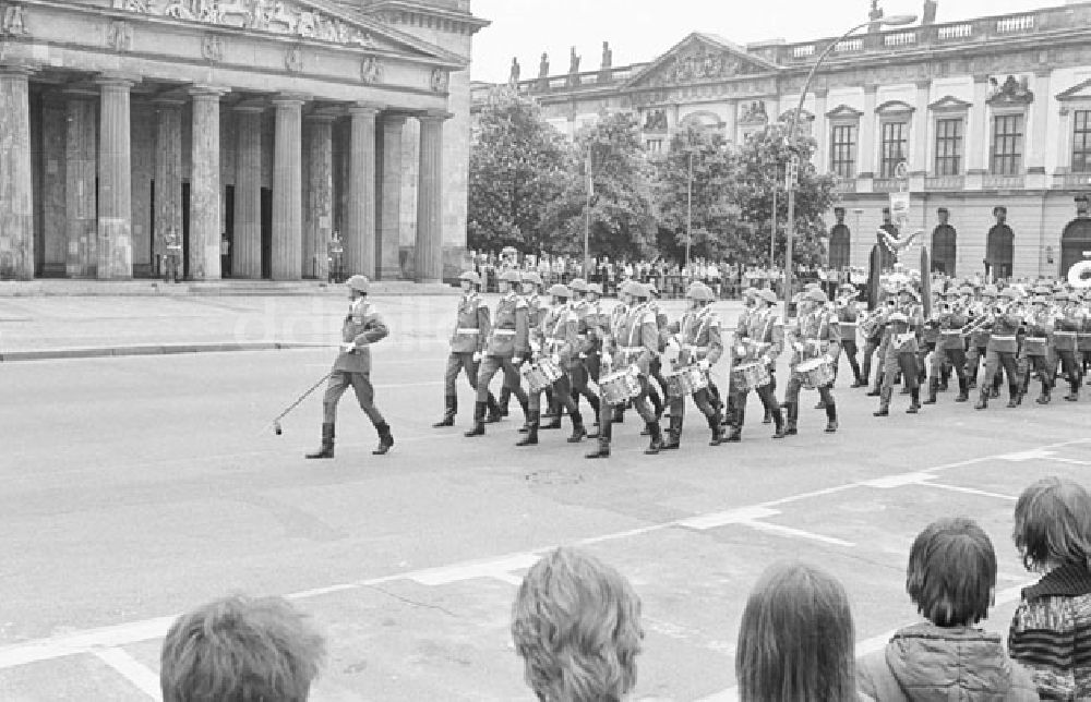 DDR-Fotoarchiv: Berlin Mitte - Wachaufzug an der Neuen Wache, Unter den Linden Umschlag: 559 Foto: Bonitz
