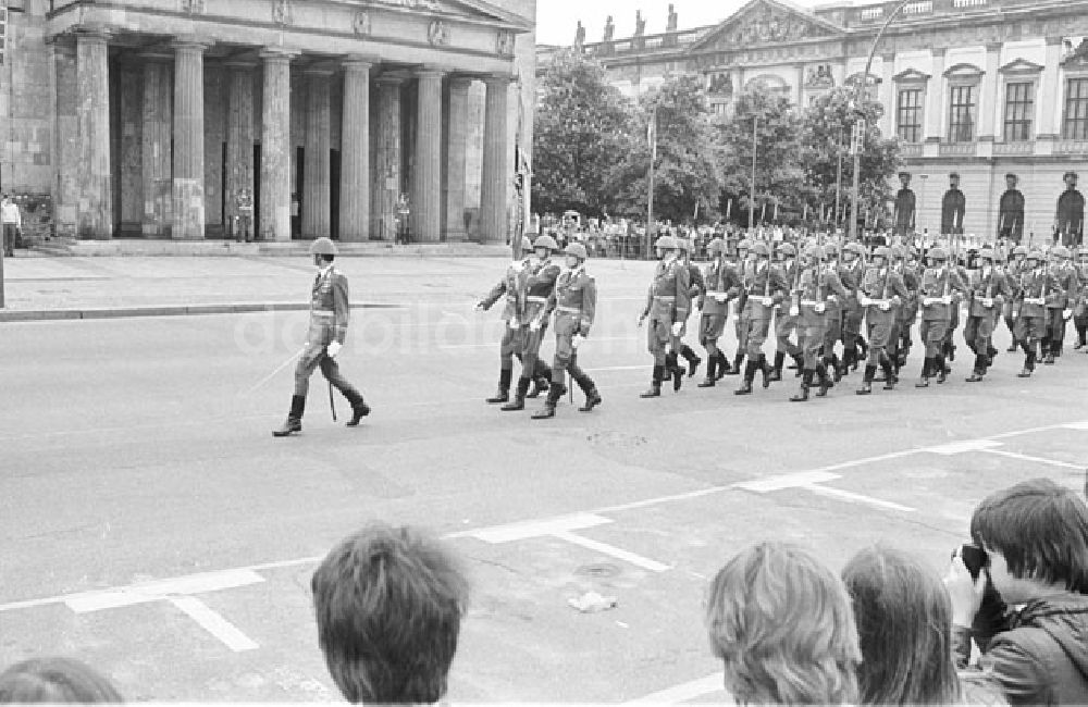 DDR-Bildarchiv: Berlin Mitte - Wachaufzug an der Neuen Wache, Unter den Linden Umschlag: 559 Foto: Bonitz