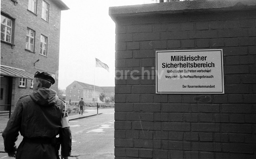 DDR-Bildarchiv: Berlin-Treptow - Wachregiment Bln, Treptow-Tor 1.11.90 Foto: Lange Umschlag:1377