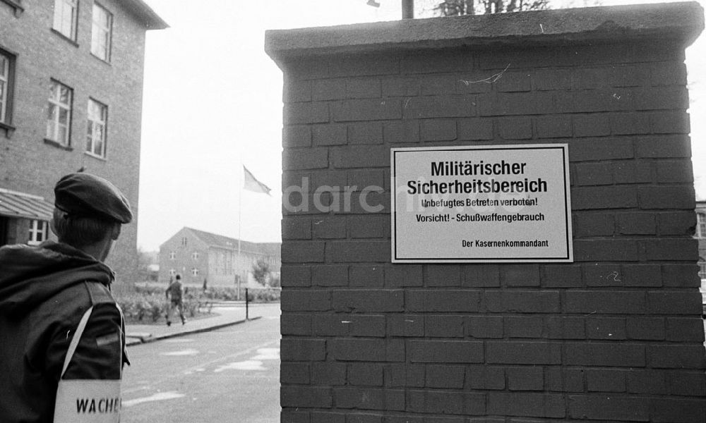DDR-Fotoarchiv: Berlin-Treptow - Wachregiment Bln, Treptow-Tor 1.11.90 Foto: Lange Umschlag:1377