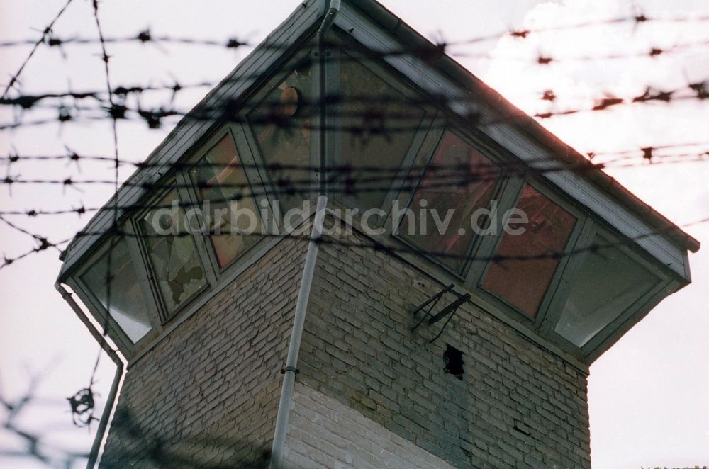 Berlin: Wachturm mit Stacheldraht auf dem Gelände vom ehemaligen Gefängnis Rummelsburg in Berlin, der ehemaligen Hauptstadt der DDR, Deutsche Demokratische Republik