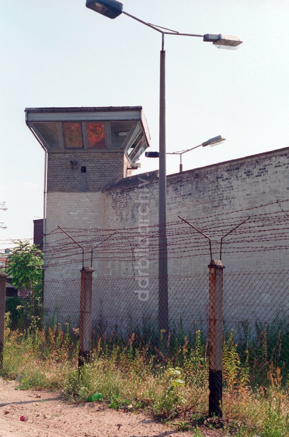 DDR-Fotoarchiv: Berlin - Wachturm mit Stacheldraht auf dem Gelände vom ehemaligen Gefängnis Rummelsburg in Berlin, der ehemaligen Hauptstadt der DDR, Deutsche Demokratische Republik