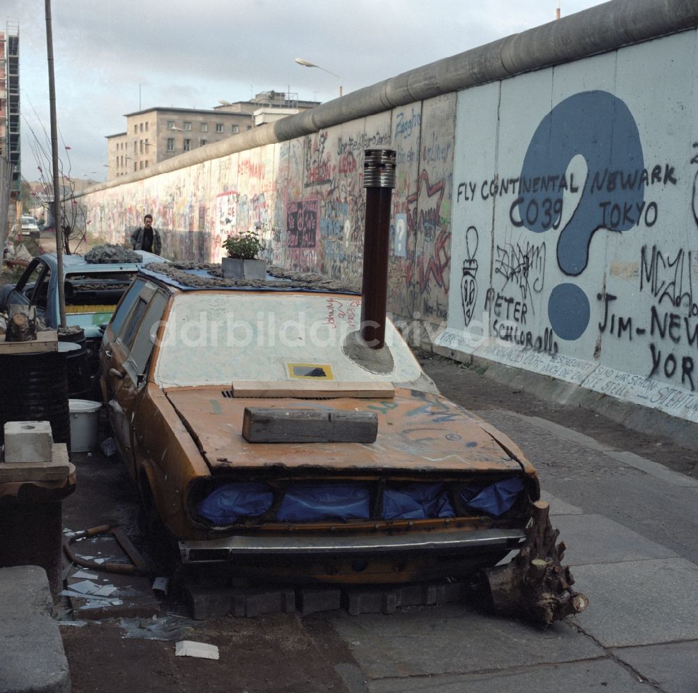 Berlin - Mitte: Wagenburg entlang der Berliner Mauer in Berlin