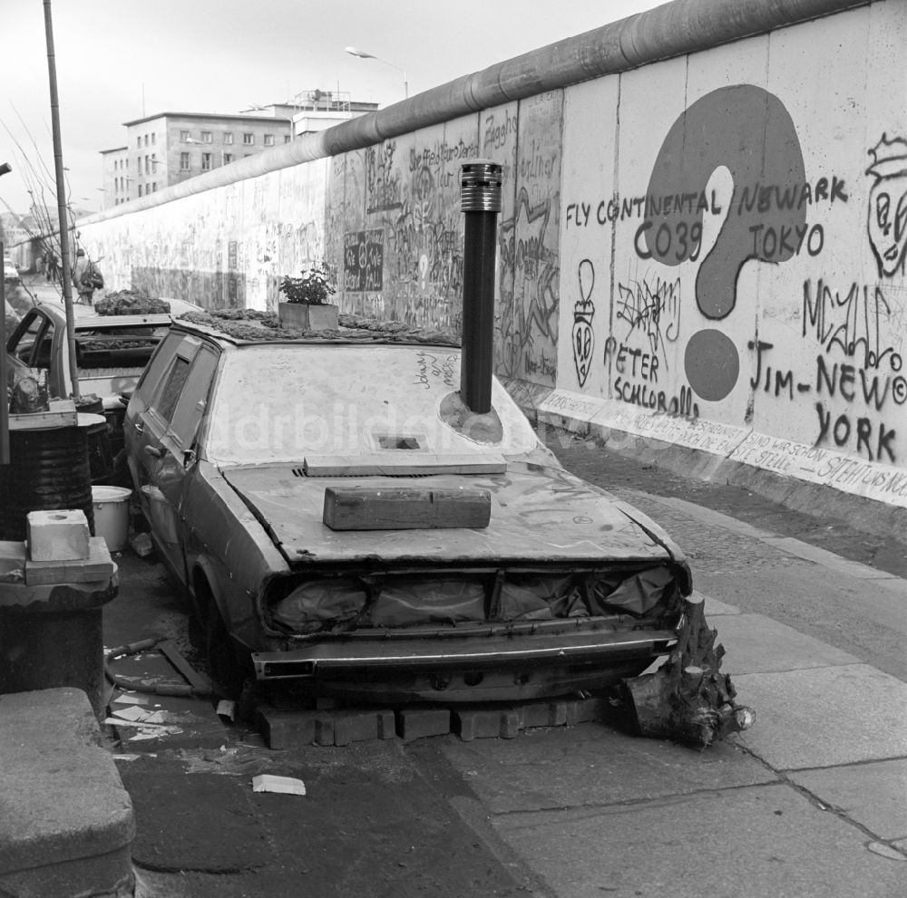 DDR-Bildarchiv: Berlin - Mitte - Wagenburg entlang der Berliner Mauer in Berlin - Mitte