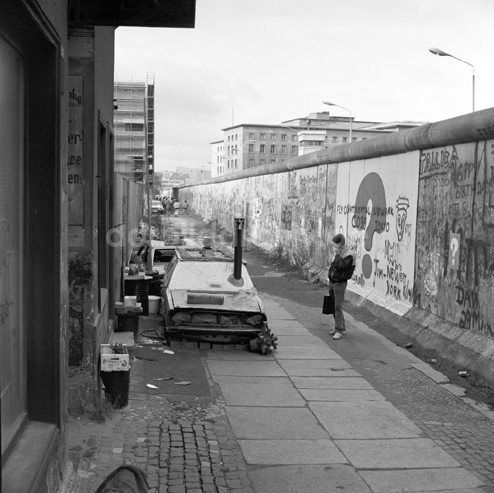 Berlin - Mitte: Wagenburg entlang der Berliner Mauer in Berlin - Mitte