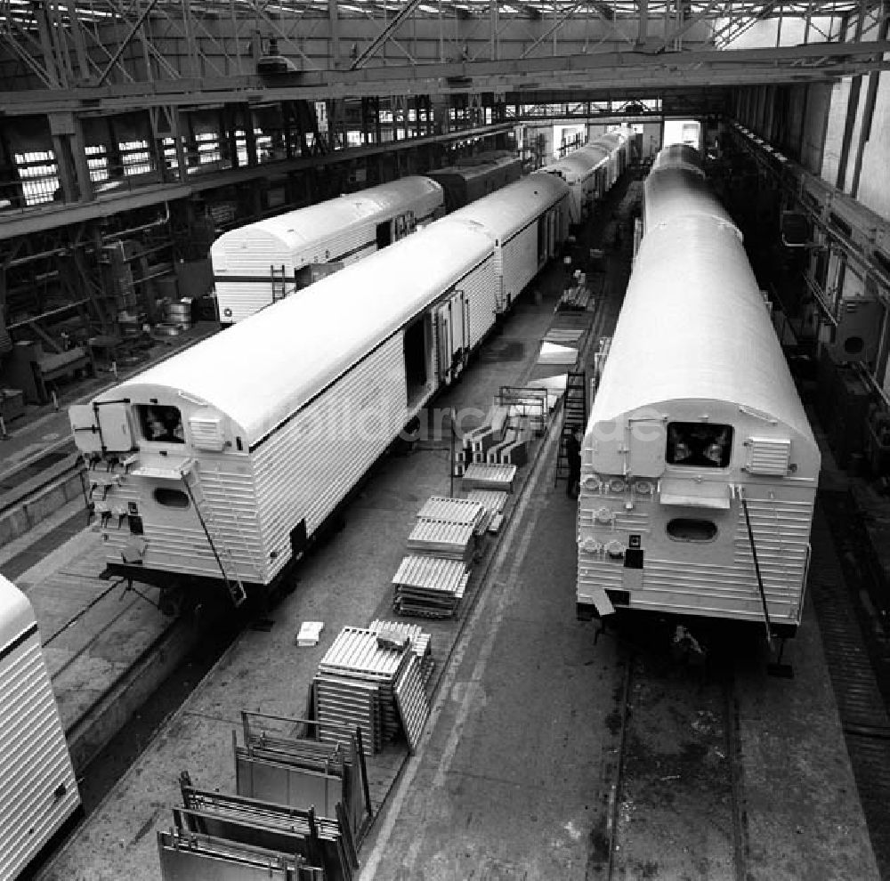 DDR-Bildarchiv: Dessau - Waggonbau in Dessau Montage von Kühlwagen für die Sowjetunion Foto: Schönfeld