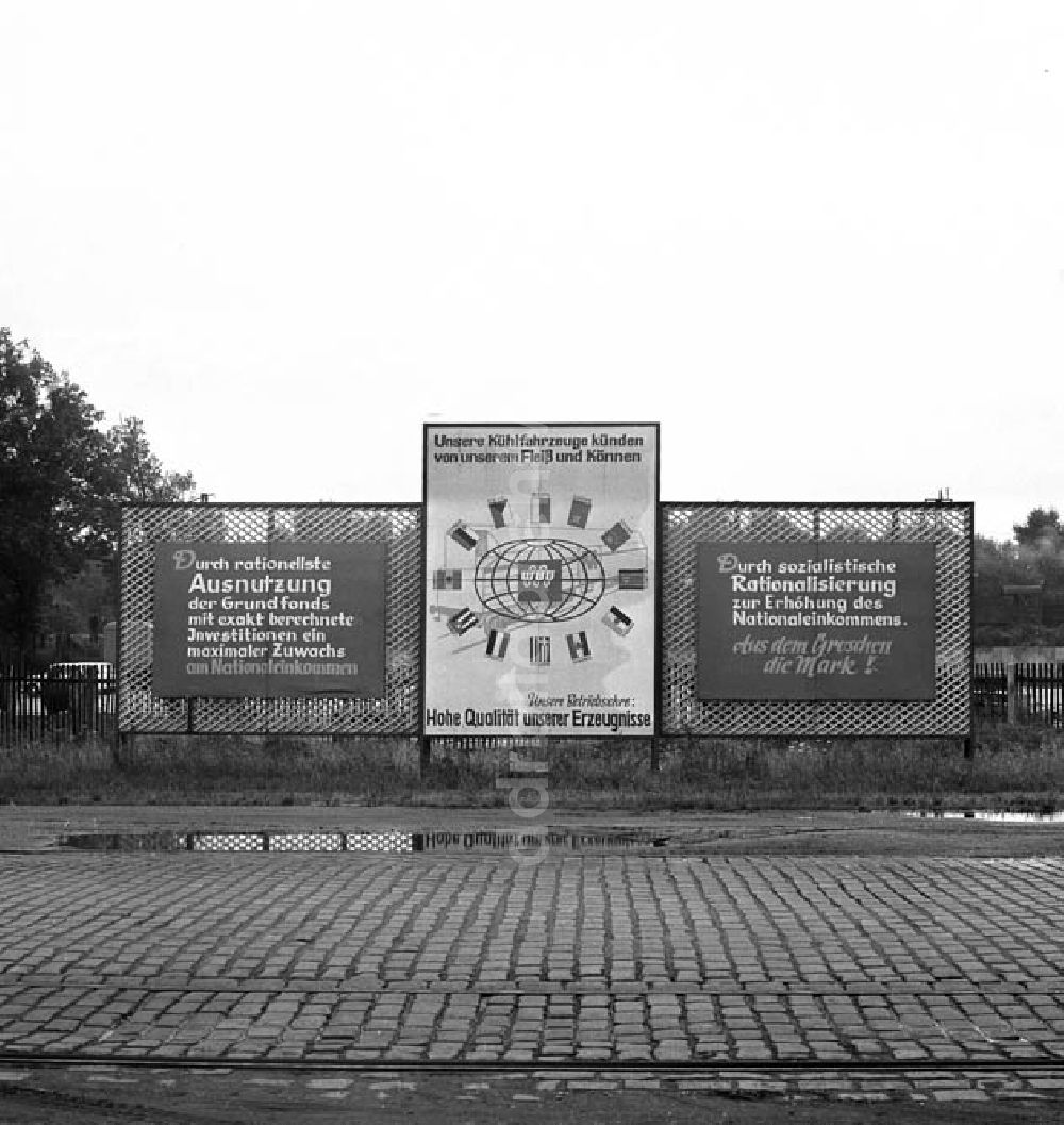 DDR-Fotoarchiv: Dessau - Waggonbau in Dessau Montage von Kühlwagen für die Sowjetunion Foto: Schönfeld