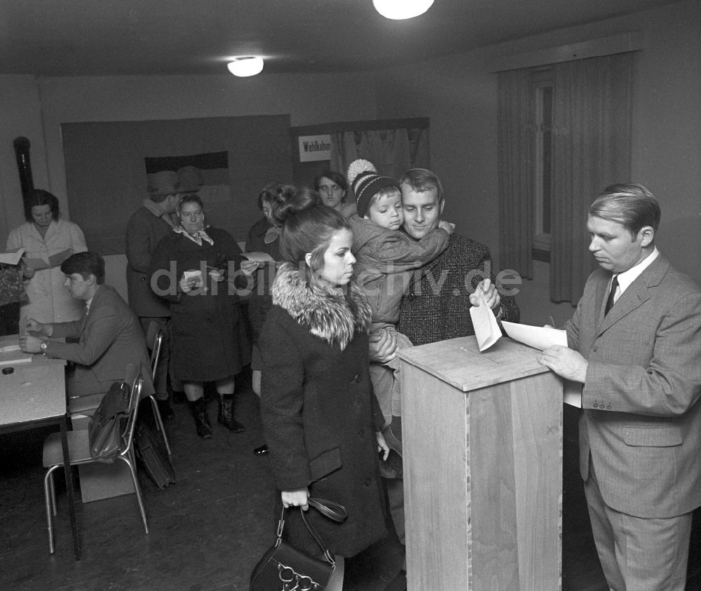 DDR-Bildarchiv: Berlin - Wahlen zur Volkskammer - Parlament in Berlin in der DDR