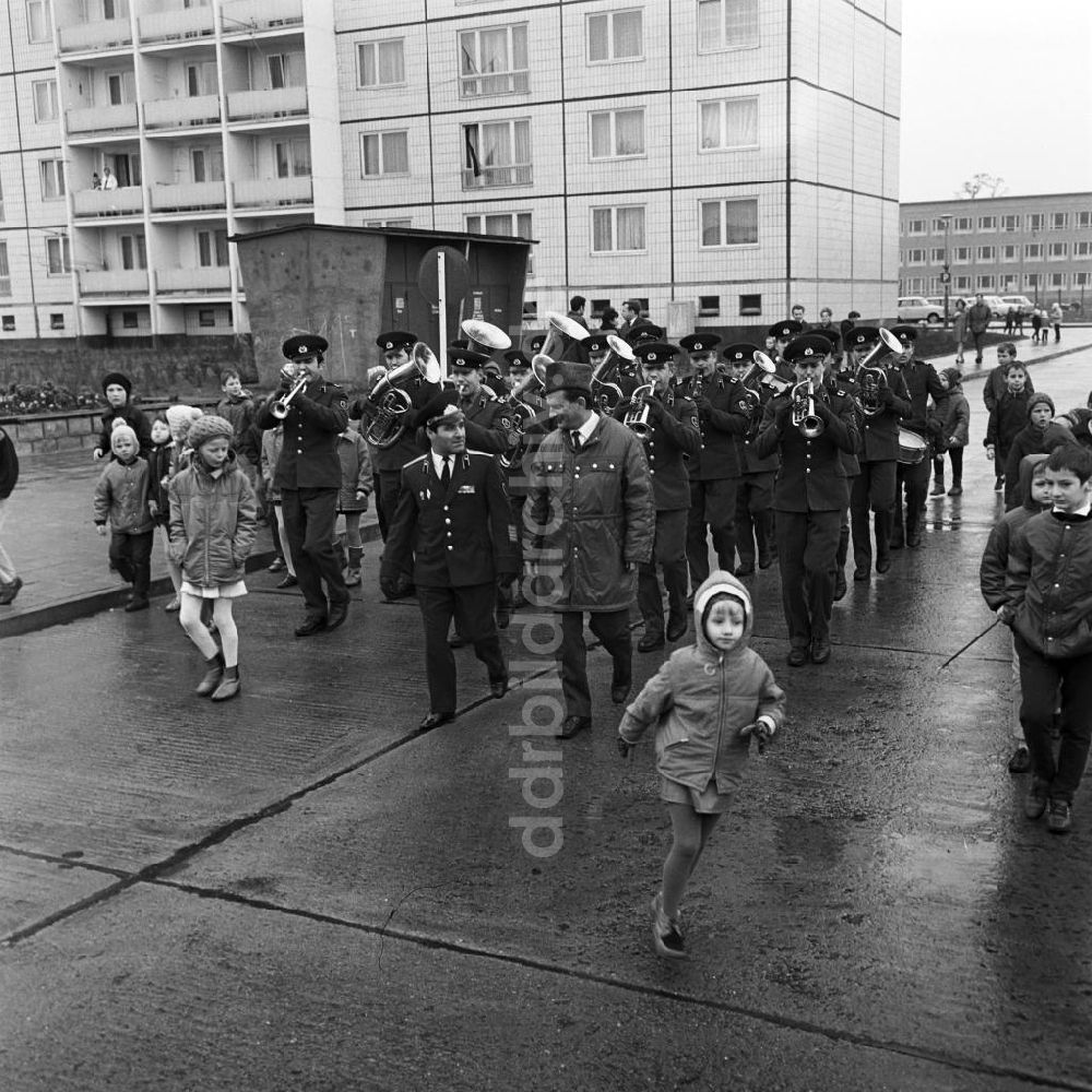 DDR-Fotoarchiv: Berlin - Wahlstimmung mit Militärmusik in Berlin