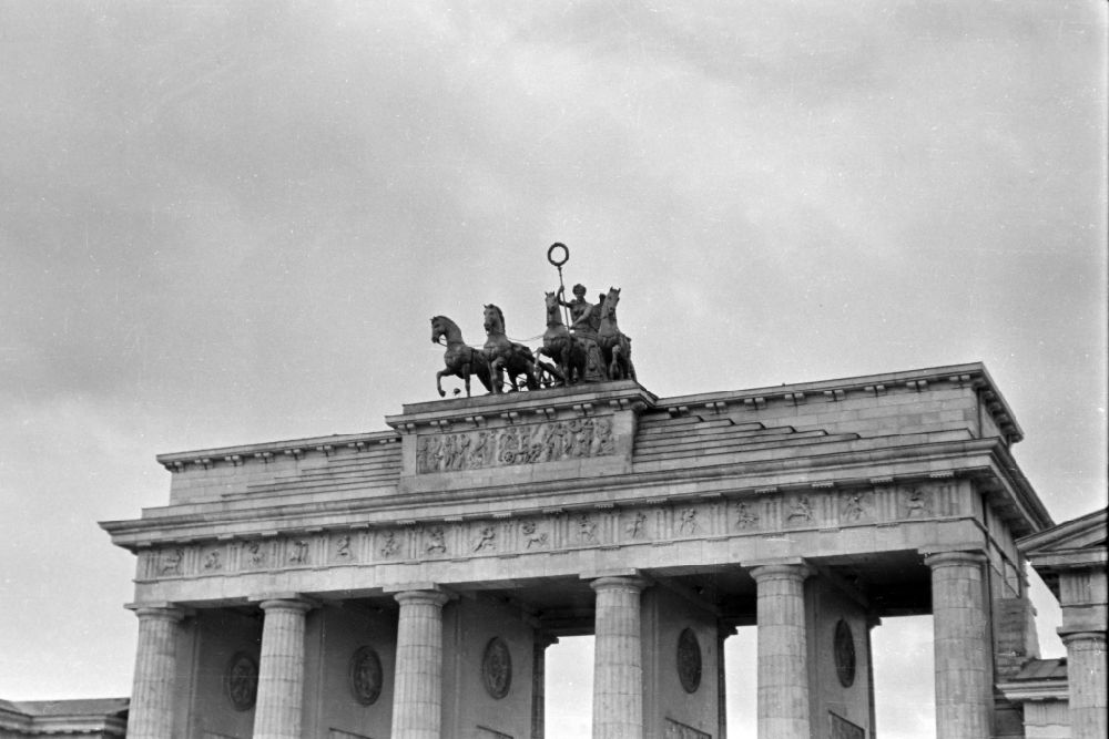DDR-Fotoarchiv: Berlin - Wahrzeichen Brandenburger Tor in Berlin in der DDR