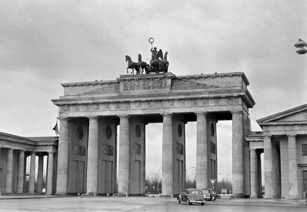 Berlin: Wahrzeichen Brandenburger Tor in Berlin in der DDR