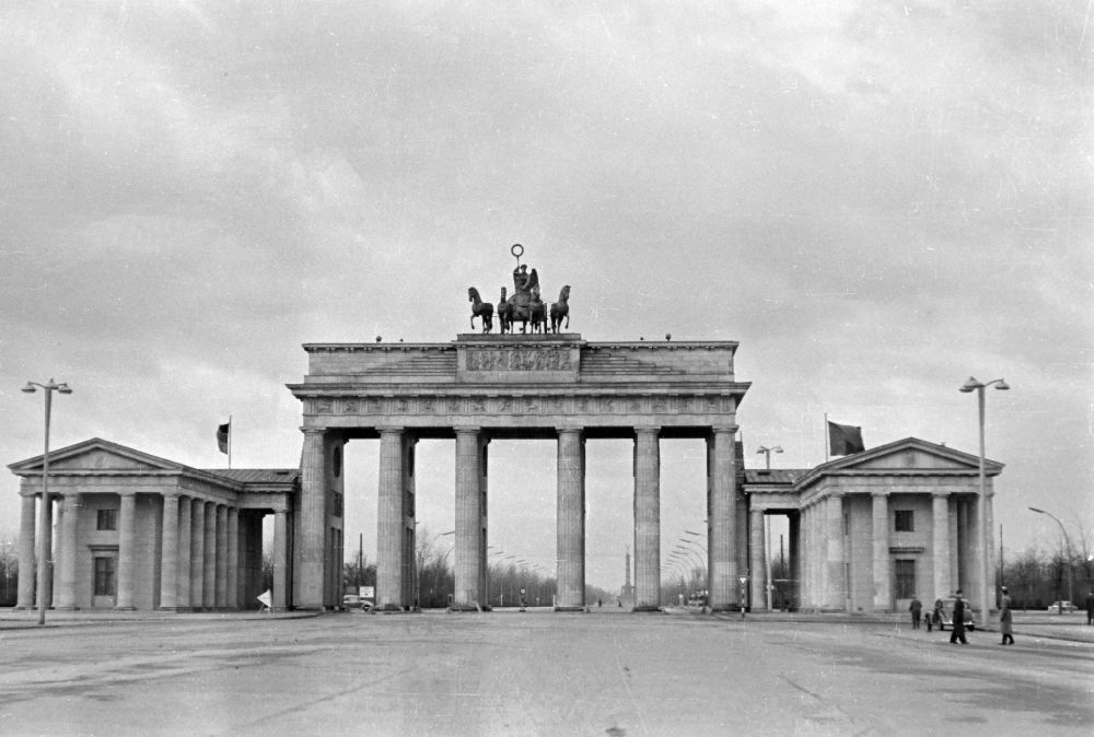 DDR-Bildarchiv: Berlin - Wahrzeichen Brandenburger Tor in Berlin in der DDR