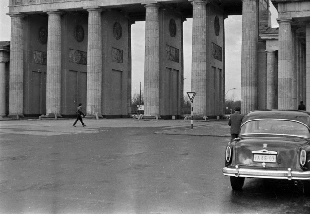 DDR-Fotoarchiv: Berlin - Wahrzeichen Brandenburger Tor in Berlin in der DDR
