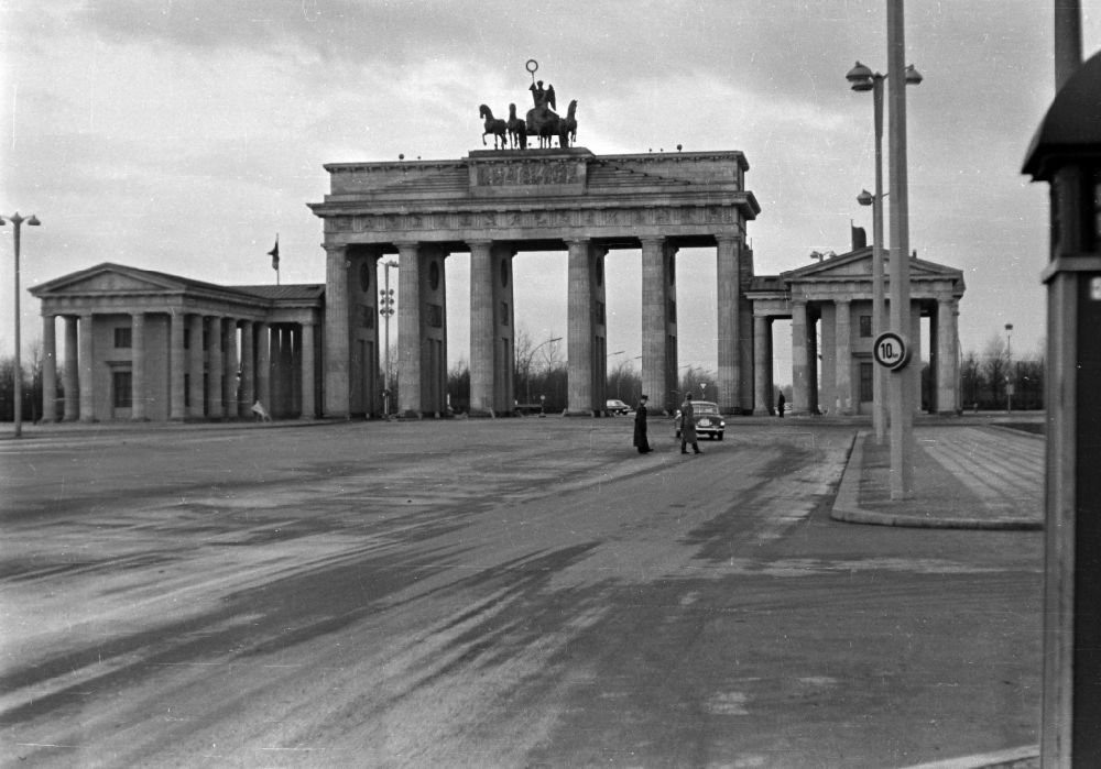 Berlin: Wahrzeichen Brandenburger Tor in Berlin in der DDR