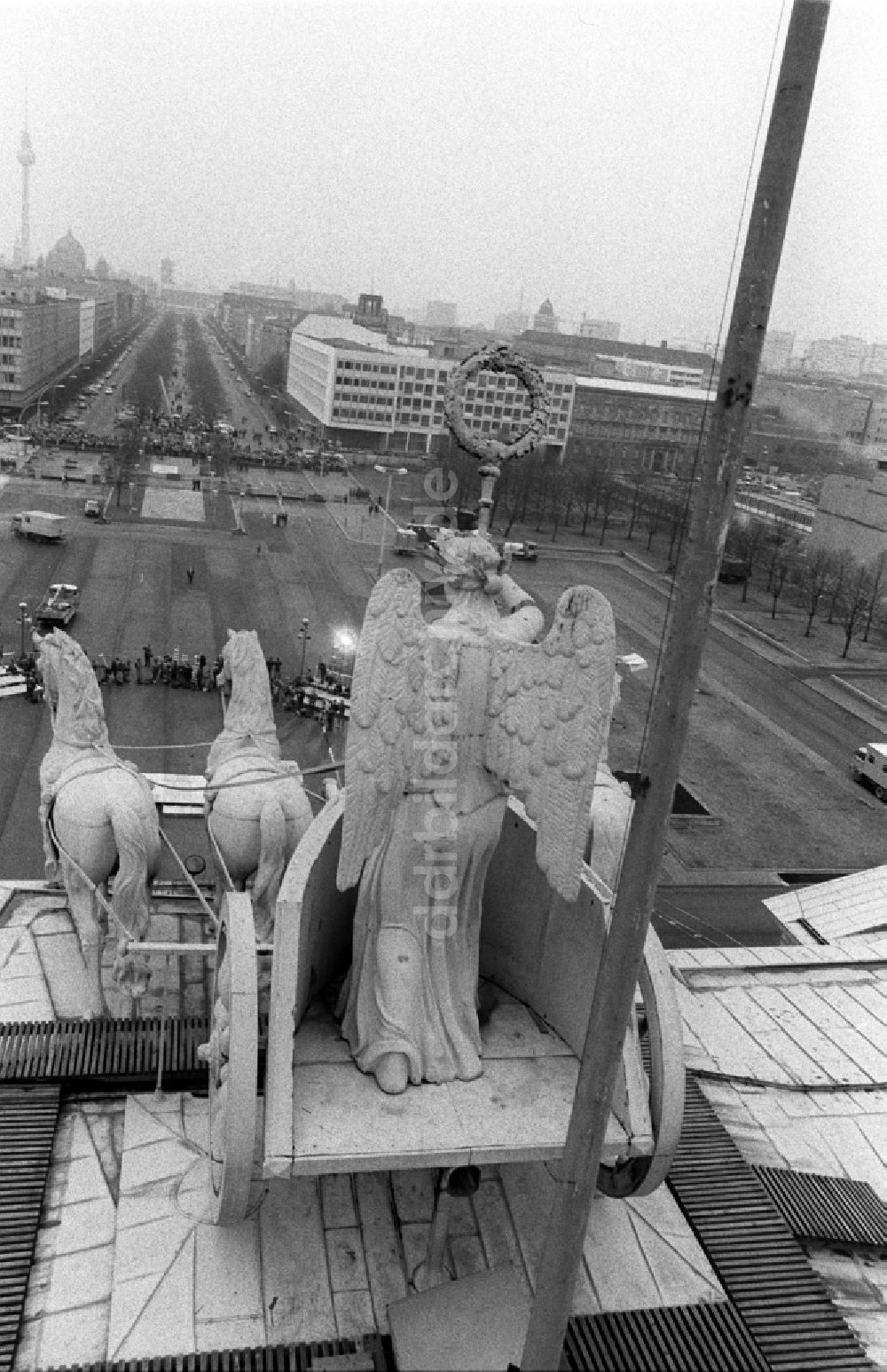 DDR-Bildarchiv: Berlin - Wahrzeichen der Quadriga auf dem Brandenburger Tor in Berlin in der DDR