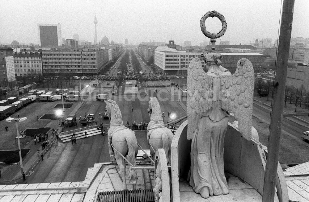 DDR-Fotoarchiv: Berlin - Wahrzeichen der Quadriga auf dem Brandenburger Tor in Berlin in der DDR