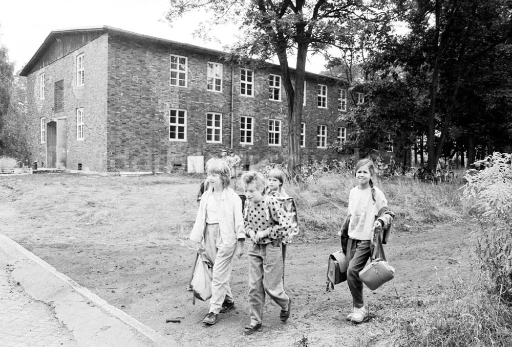DDR-Fotoarchiv: - Waldschule in Groß Glienicke Umschlagnummer: 7726