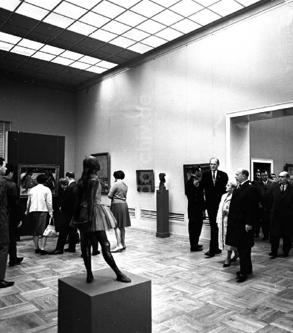 DDR-Fotoarchiv: Dresden - Walter Ulbricht besucht die neu eröffnete Gemäldegalerie - Neue Meister im Dresdner Albertinum