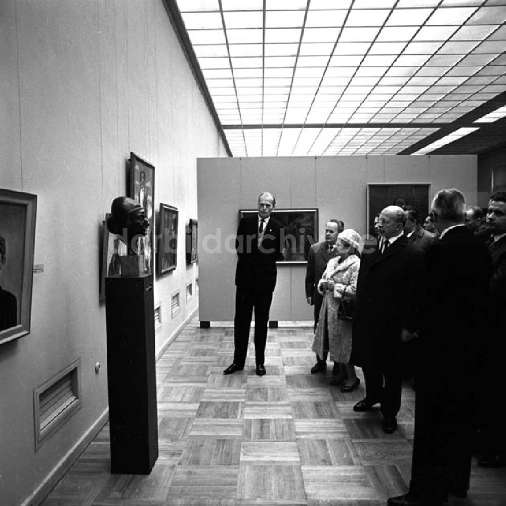 Dresden: Walter Ulbricht besucht die neu eröffnete Gemäldegalerie - Neue Meister im Dresdner Albertinum