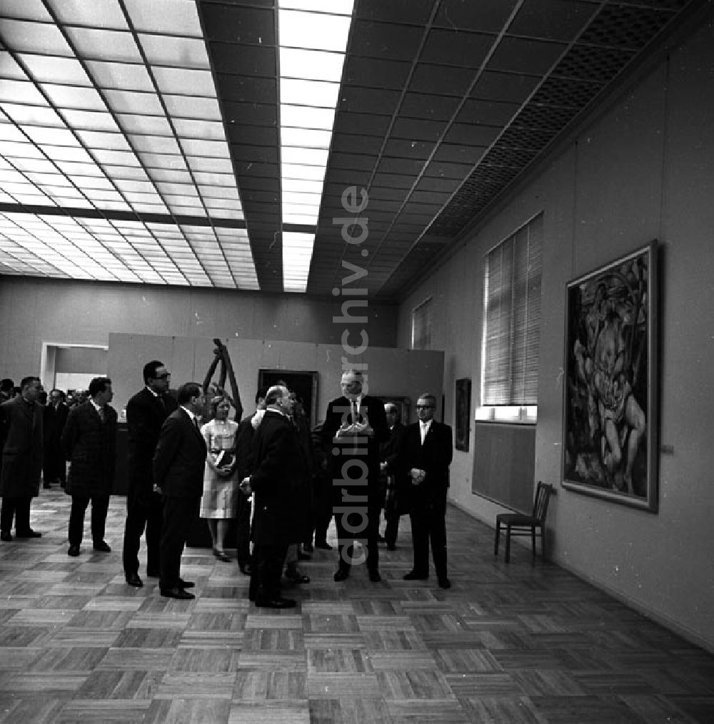 Dresden: Walter Ulbricht besucht die neu eröffnete Gemäldegalerie - Neue Meister im Dresdner Albertinum