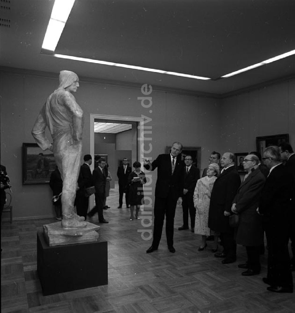 DDR-Bildarchiv: Dresden - Walter Ulbricht besucht die neu eröffnete Gemäldegalerie - Neue Meister im Dresdner Albertinum