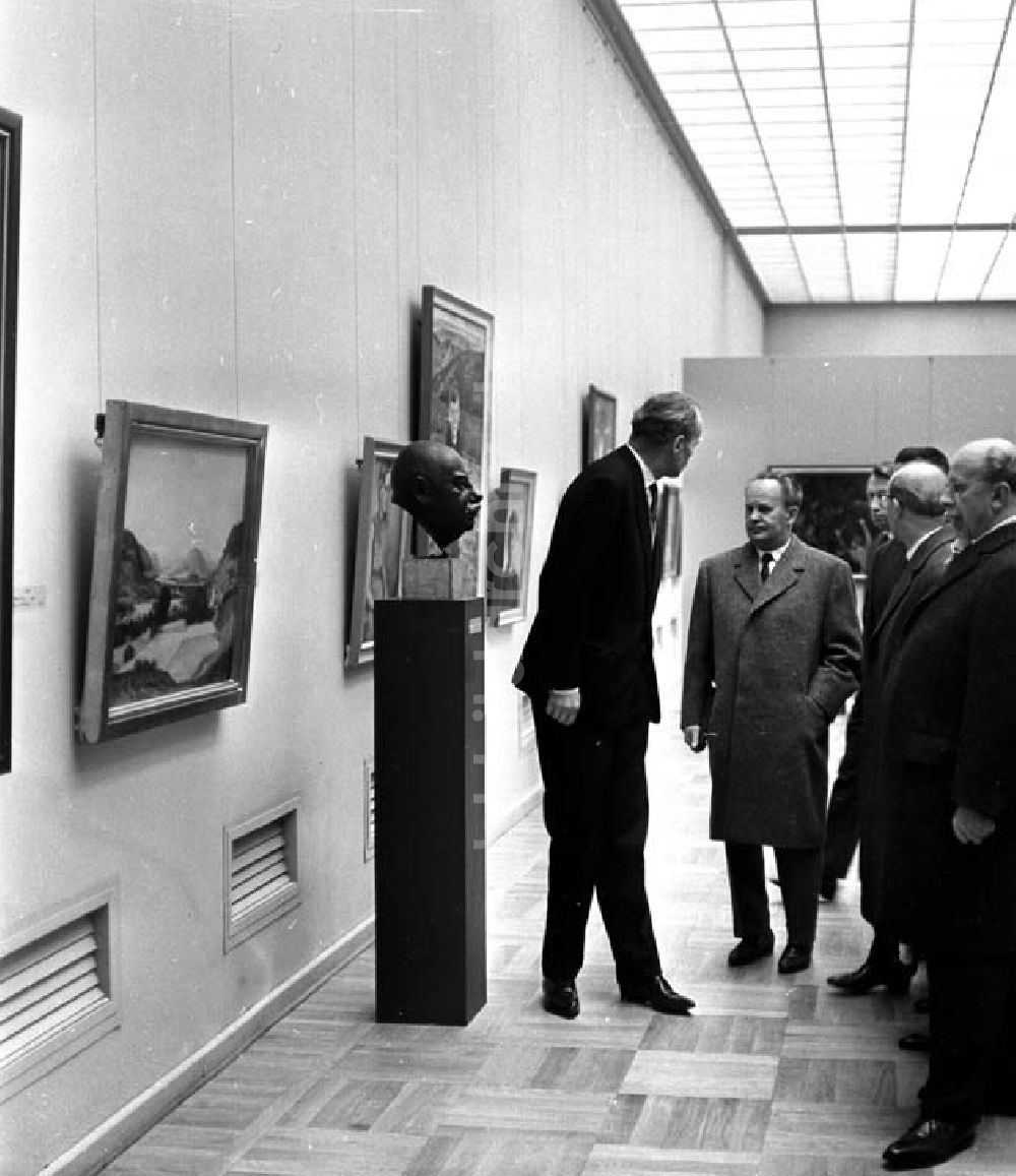 DDR-Fotoarchiv: Dresden - Walter Ulbricht besucht die neu eröffnete Gemäldegalerie - Neue Meister im Dresdner Albertinum