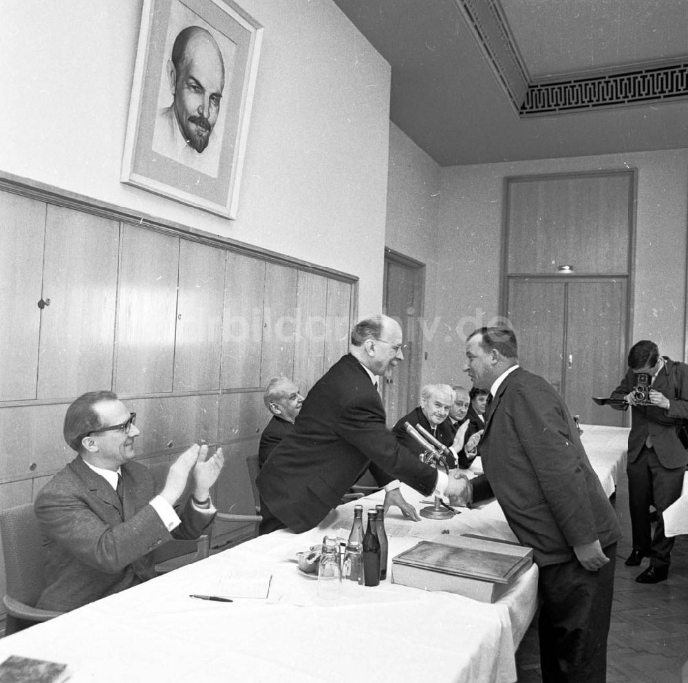 DDR-Fotoarchiv: Berlin - Walter Ulbricht und Erich Honecker während FDGB Sitzung in Berlin