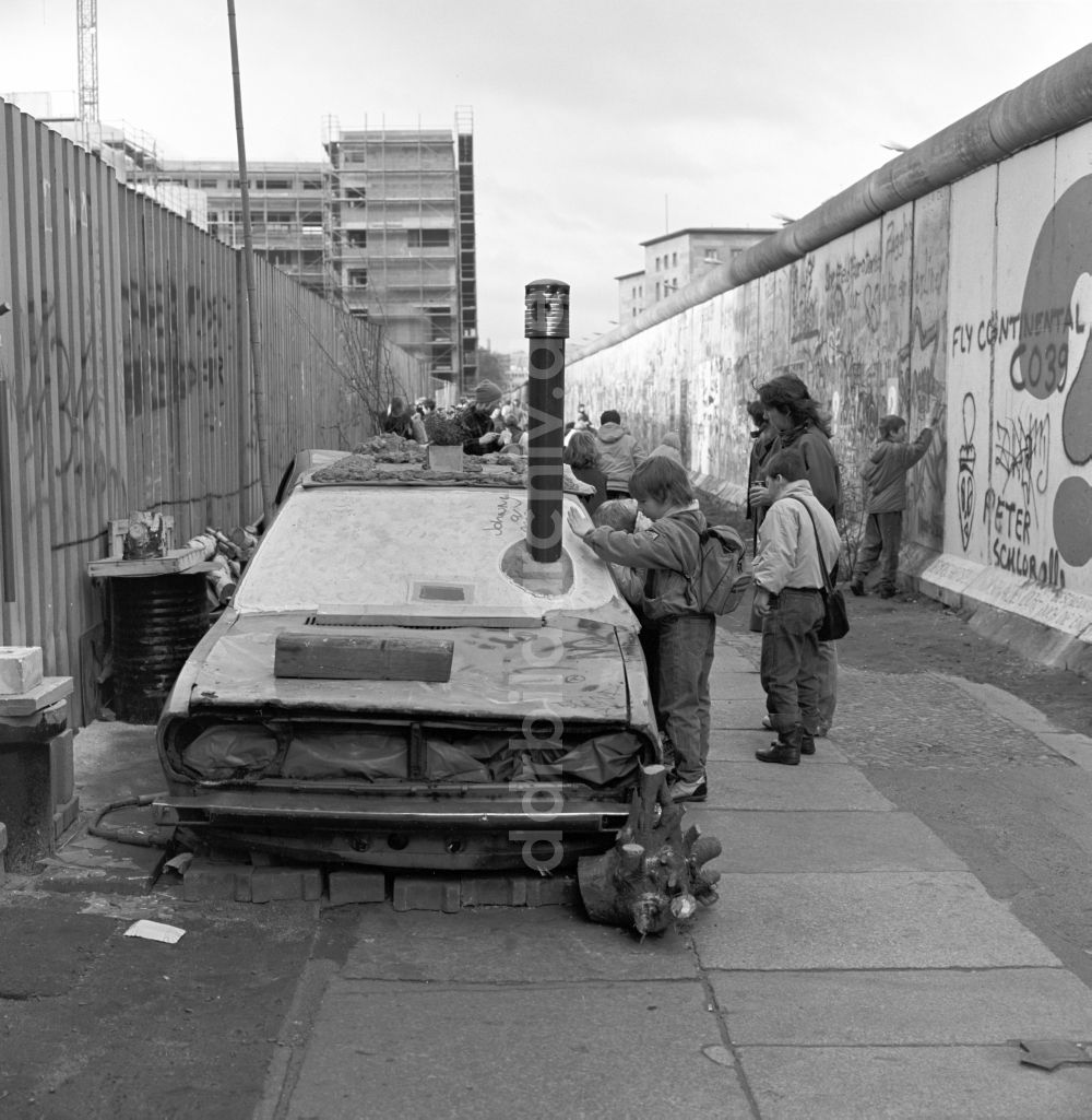 Berlin - Mitte: Wandertag einer Schulklasse zur Wagenburg an der Berliner Mauer