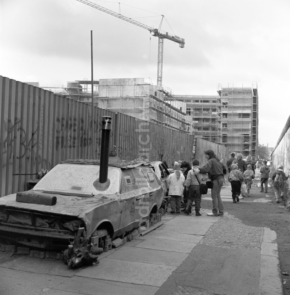 DDR-Bildarchiv: Berlin - Mitte - Wandertag einer Schulklasse zur Wagenburg an der Berliner Mauer