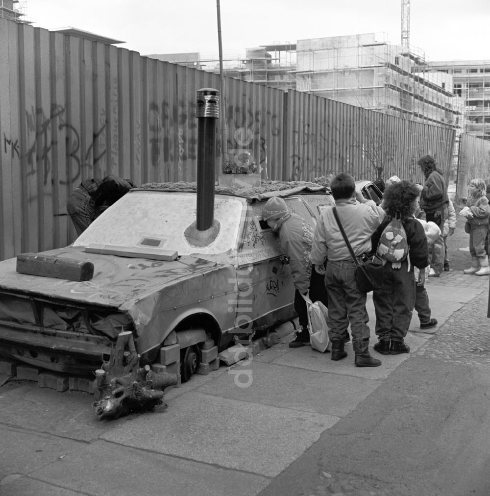 DDR-Fotoarchiv: Berlin - Mitte - Wandertag einer Schulklasse zur Wagenburg an der Berliner Mauer