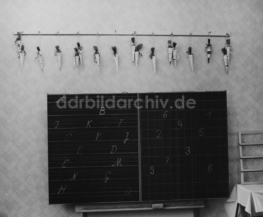 Berlin - Friedrichshain: Wandtafel in einem Klassenraum in Berlin - Friedrichshain