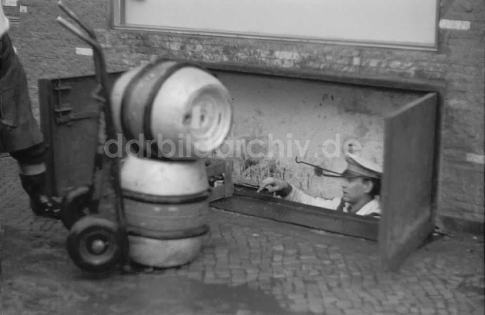 DDR-Fotoarchiv: Potsdam - Warenanlieferung von Bierfässern in Potsdam im Bundesland Brandenburg auf dem Gebiet der ehemaligen DDR, Deutsche Demokratische Republik