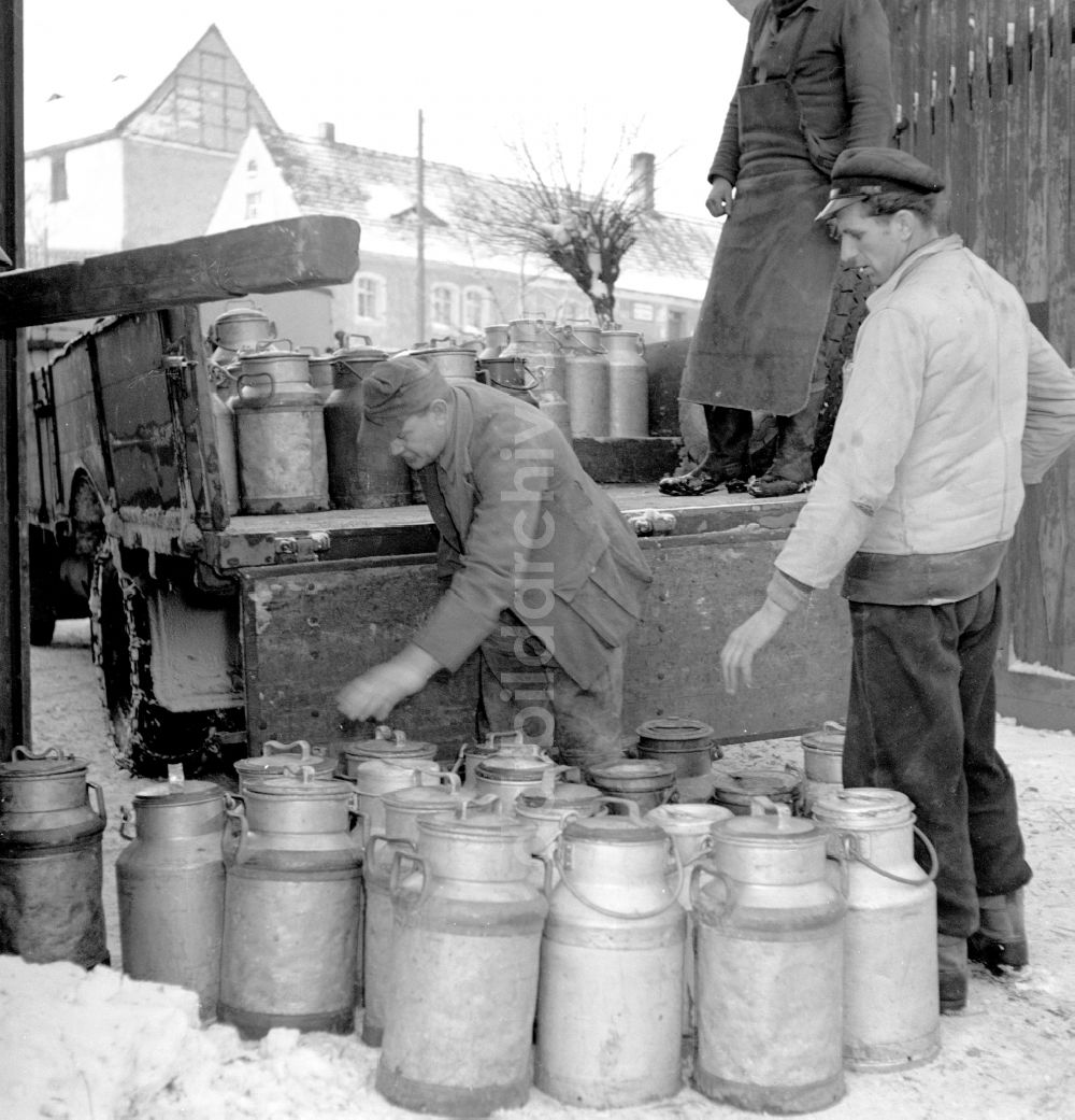 DDR-Fotoarchiv: Fienstedt - Warenanlieferung von Trinkmilch in Milchkannen aus Aluminium von einem LKW Lastkraftwagwen in Fienstedt in Sachsen-Anhalt auf dem Gebiet der ehemaligen DDR