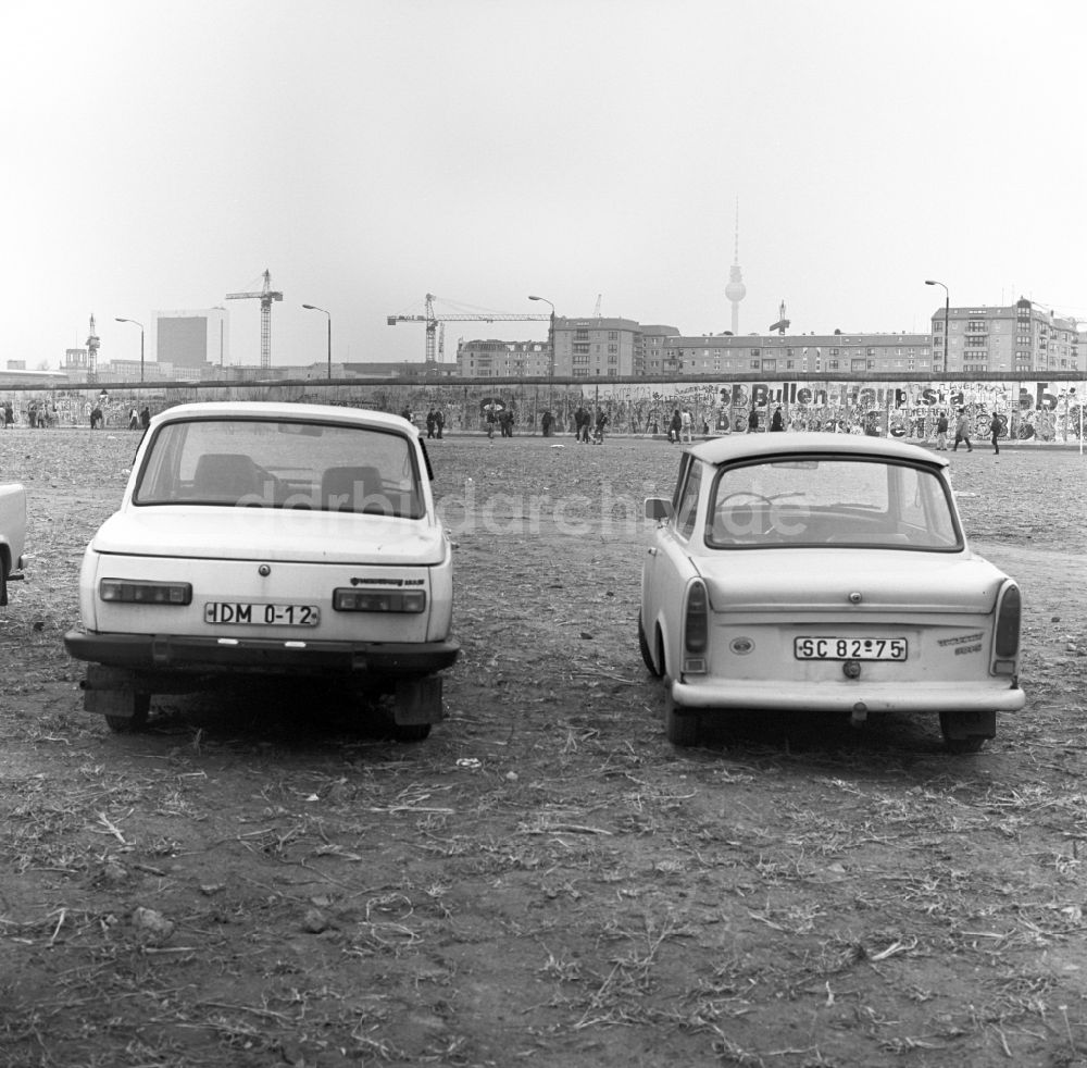 DDR-Fotoarchiv: Berlin - Wartburg und Trabant auf dem Potsdamer Platz in Berlin 1989