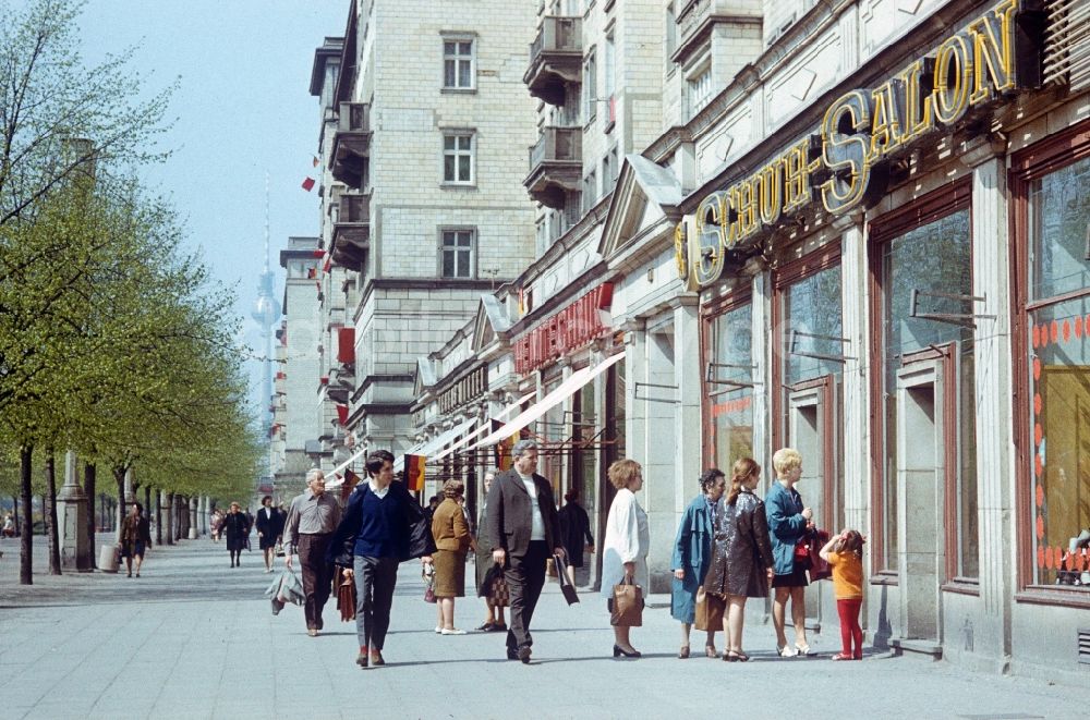 DDR-Fotoarchiv: Berlin - Wartende Kunden vor dem Schuh-Salon an der Karl-Marx-Allee in Berlin, der ehemaligen Hauptstadt der DDR, Deutsche Demokratische Republik