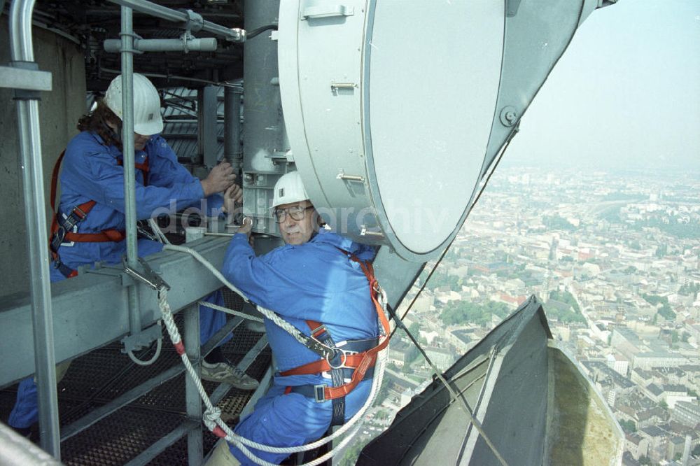 Berlin: Wartungsarbeiten am Antennenmast des Berliner Fernsehturms