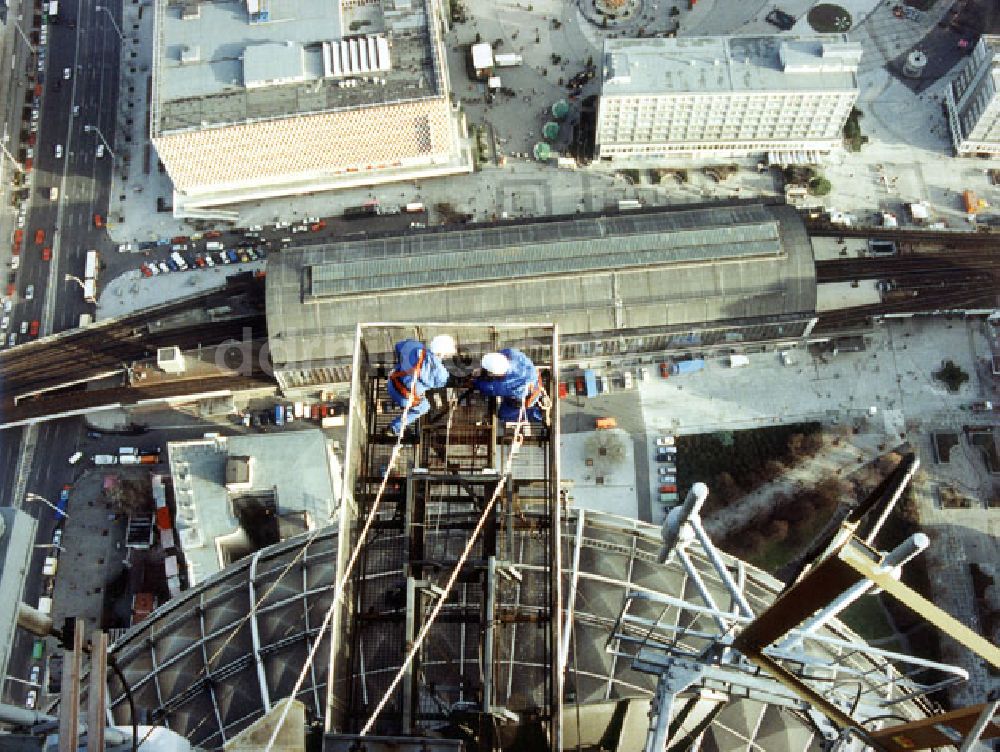 DDR-Bildarchiv: Berlin - Wartungsarbeiten / Installationsarbeiten am Antennenmast Berliner Fernsehturm Berlin