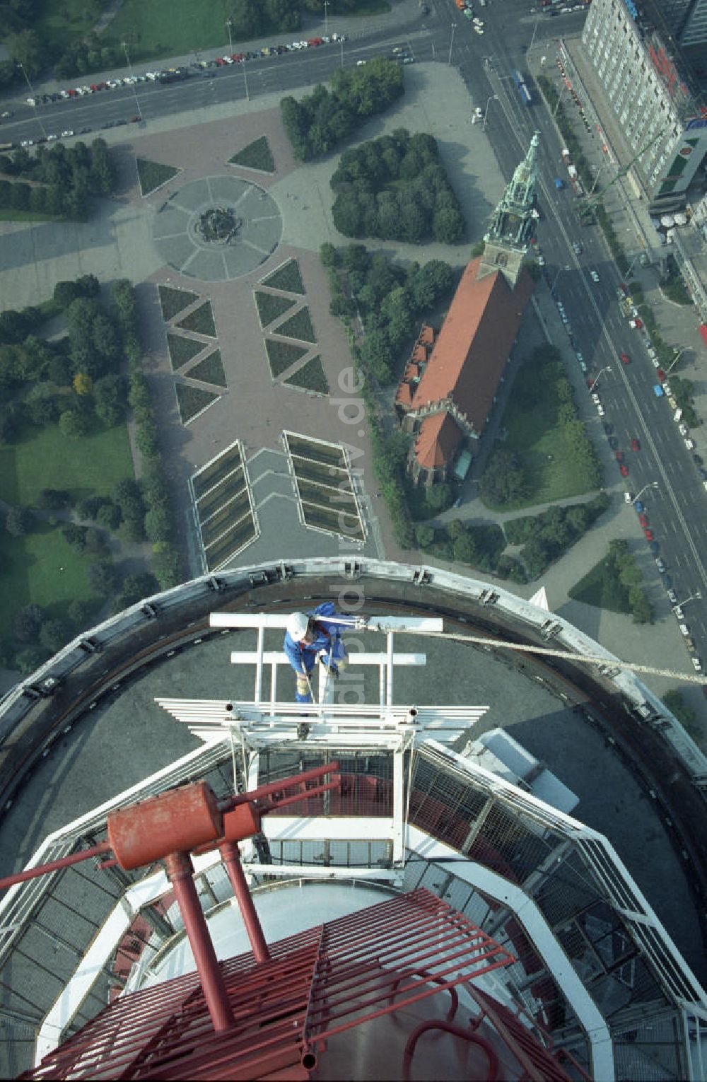 Berlin: Wartungsarbeiten / Installationsarbeiten am Antennenmast Berliner Fernsehturm Berlin