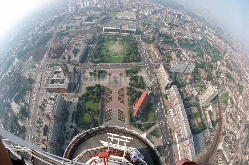 DDR-Fotoarchiv: Berlin - Wartungsarbeiten / Installationsarbeiten am Antennenmast Berliner Fernsehturm Berlin