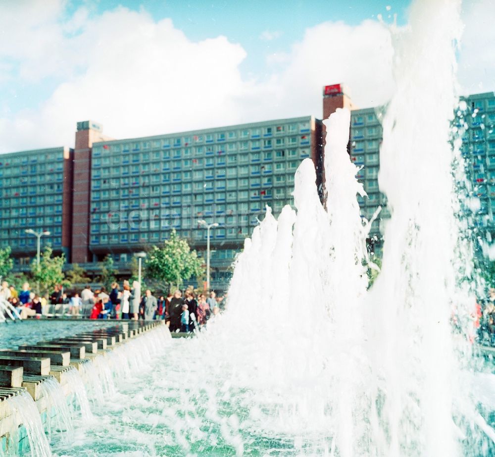 Berlin: Wasserfontänen aus dem Springbrunnen am Fuße des Fernsehturms in Berlin, der ehemaligen Hauptstadt der DDR, Deutsche Demokratische Republik