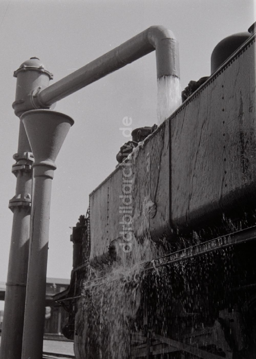 DDR-Fotoarchiv: Halberstadt - Wassernahme einer Dampflokomotive der Baureihe 93 der Deutschen Reichsbahn in Halberstadt in Sachsen-Anhalt in der DDR