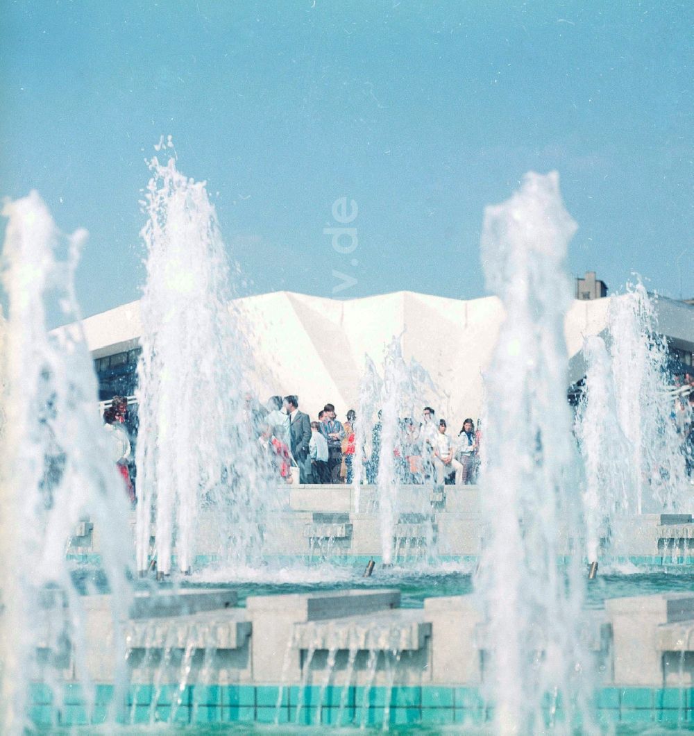 Berlin: Wasserspiele / Springbrunnen vor dem Fernsehturm in Berlin, der ehemaligen Hauptstadt der DDR, Deutsche Demokratische Republik