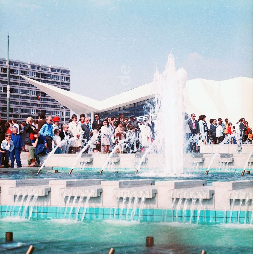 DDR-Bildarchiv: Berlin - Wasserspiele / Springbrunnen vor dem Fernsehturm in Berlin, der ehemaligen Hauptstadt der DDR, Deutsche Demokratische Republik