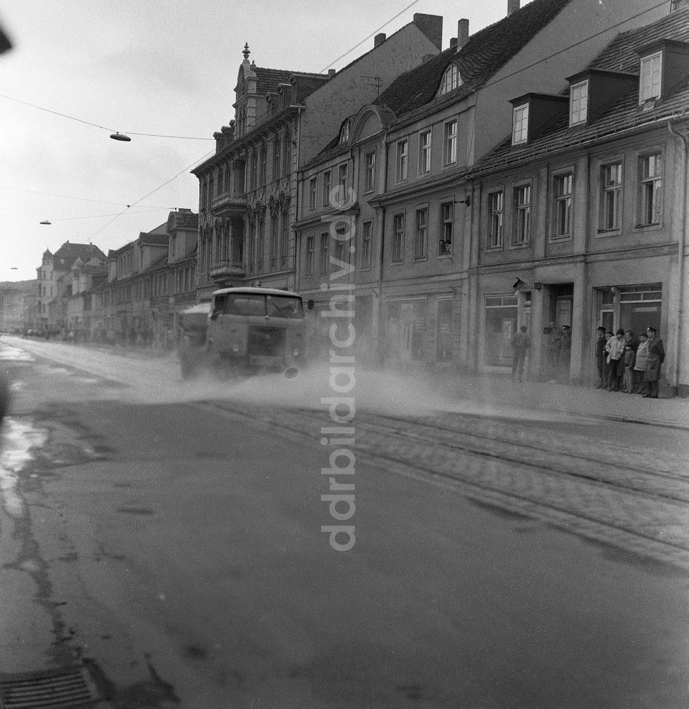 Potsdam: Wasserwagen Lkw Skoda Liaz MTS 24 bei der Straßenreinigungin der Innenstadt in Potsdam in Brandenburg in der DDR